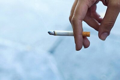 Im Mietauto rauchen ist schon länger verboten, jetzt kanns aber auch richtig teuer werden. Bild: freepik