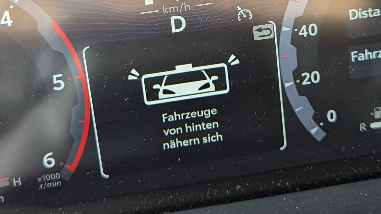 Warnhinweis in den digitalen Instrumenten des Toyota Land Cruiser