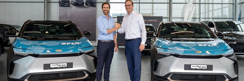 SLF-CEO Claudius Schäfer und Toyota CEO Christian Künstler bei der Fahrzeugübergabe