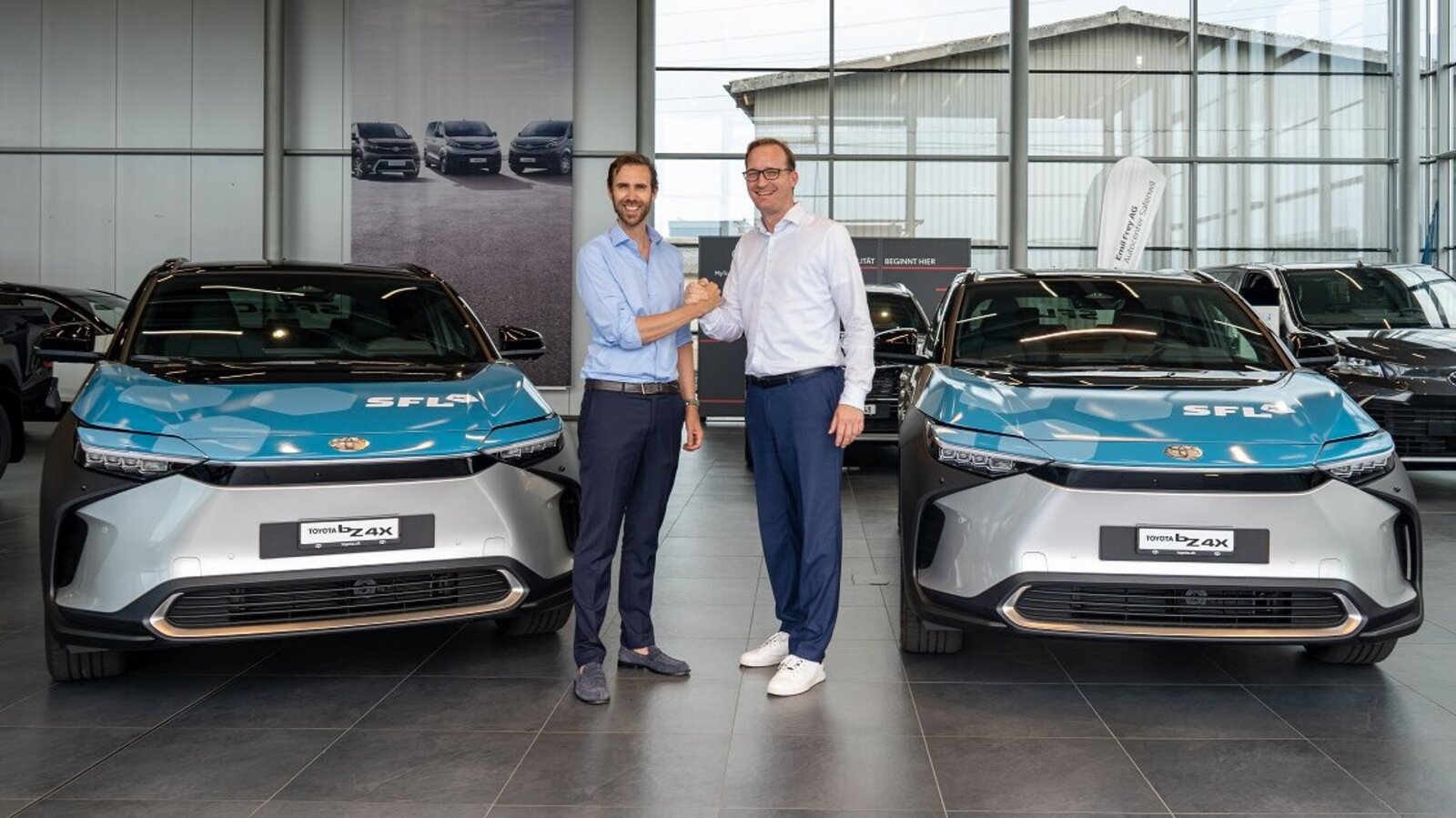 SLF-CEO Claudius Schäfer und Toyota CEO Christian Künstler bei der Fahrzeugübergabe
