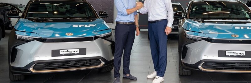 SLF-CEO Claudius Schäfer und Toyota CEO Christian Künstler bei der Fahrzeugübergabe