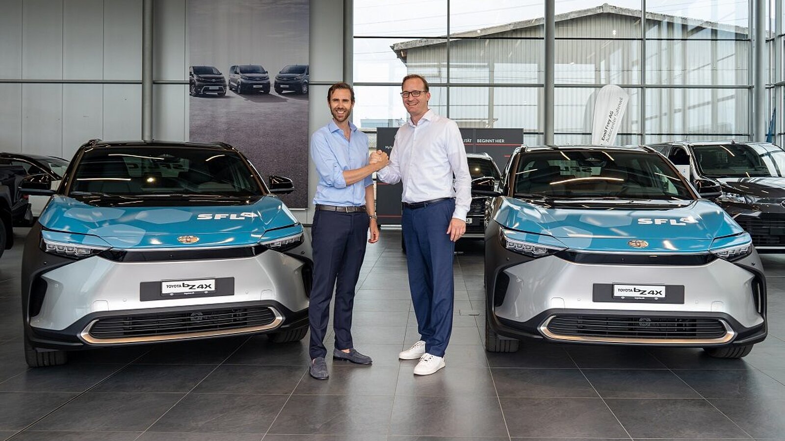 SLF-CEO Claudius Schäfer und Toyota CEO Christian Künstler bei der Fahrzeugübergabe