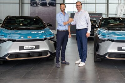 SLF-CEO Claudius Schäfer und Toyota CEO Christian Künstler bei der Fahrzeugübergabe