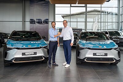 SLF-CEO Claudius Schäfer und Toyota CEO Christian Künstler bei der Fahrzeugübergabe