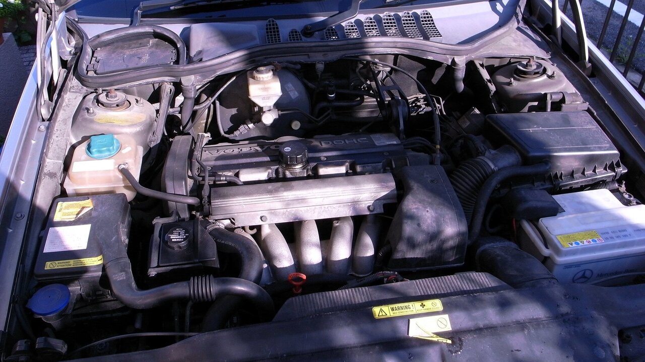 Motorraum eines Volvo 850
