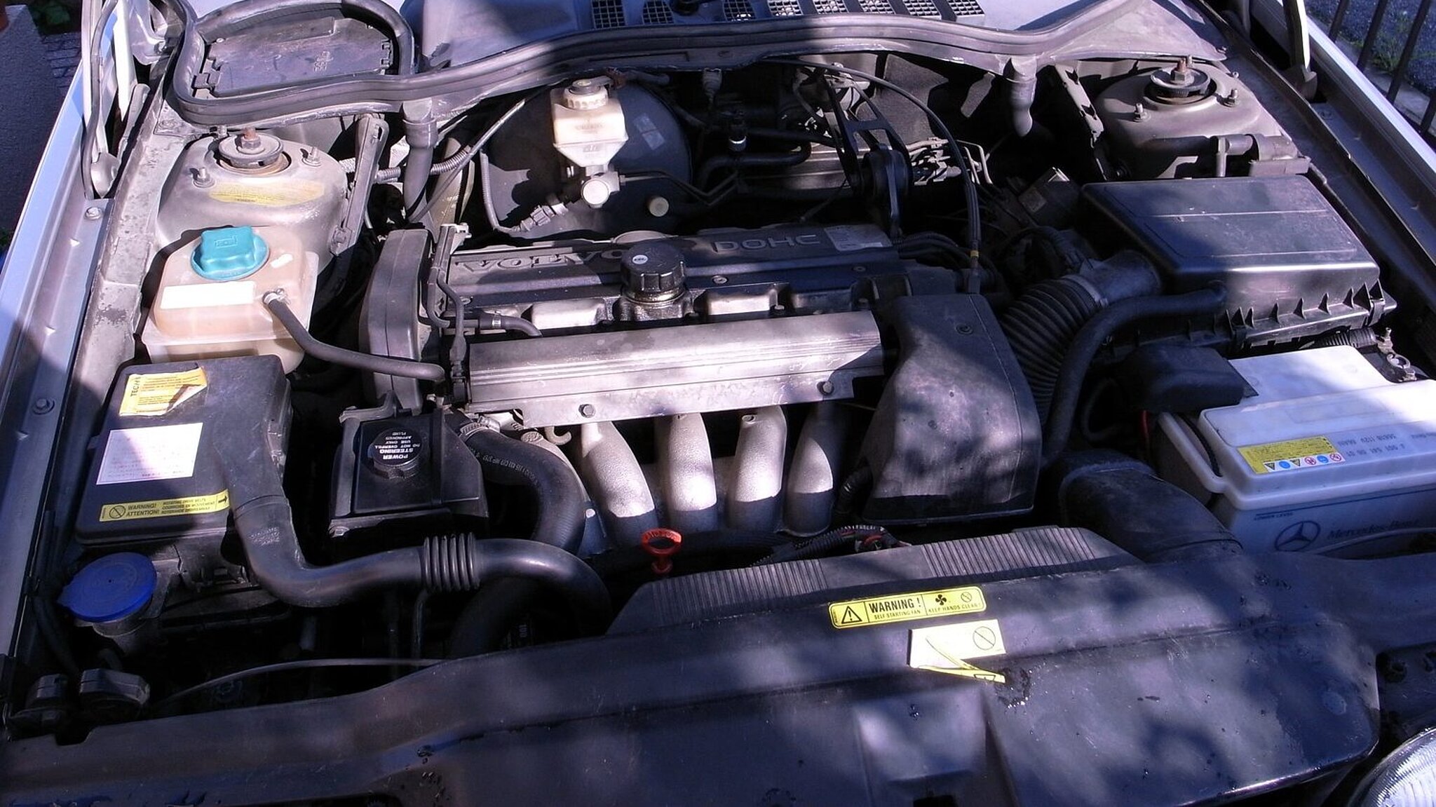 Motorraum eines Volvo 850
