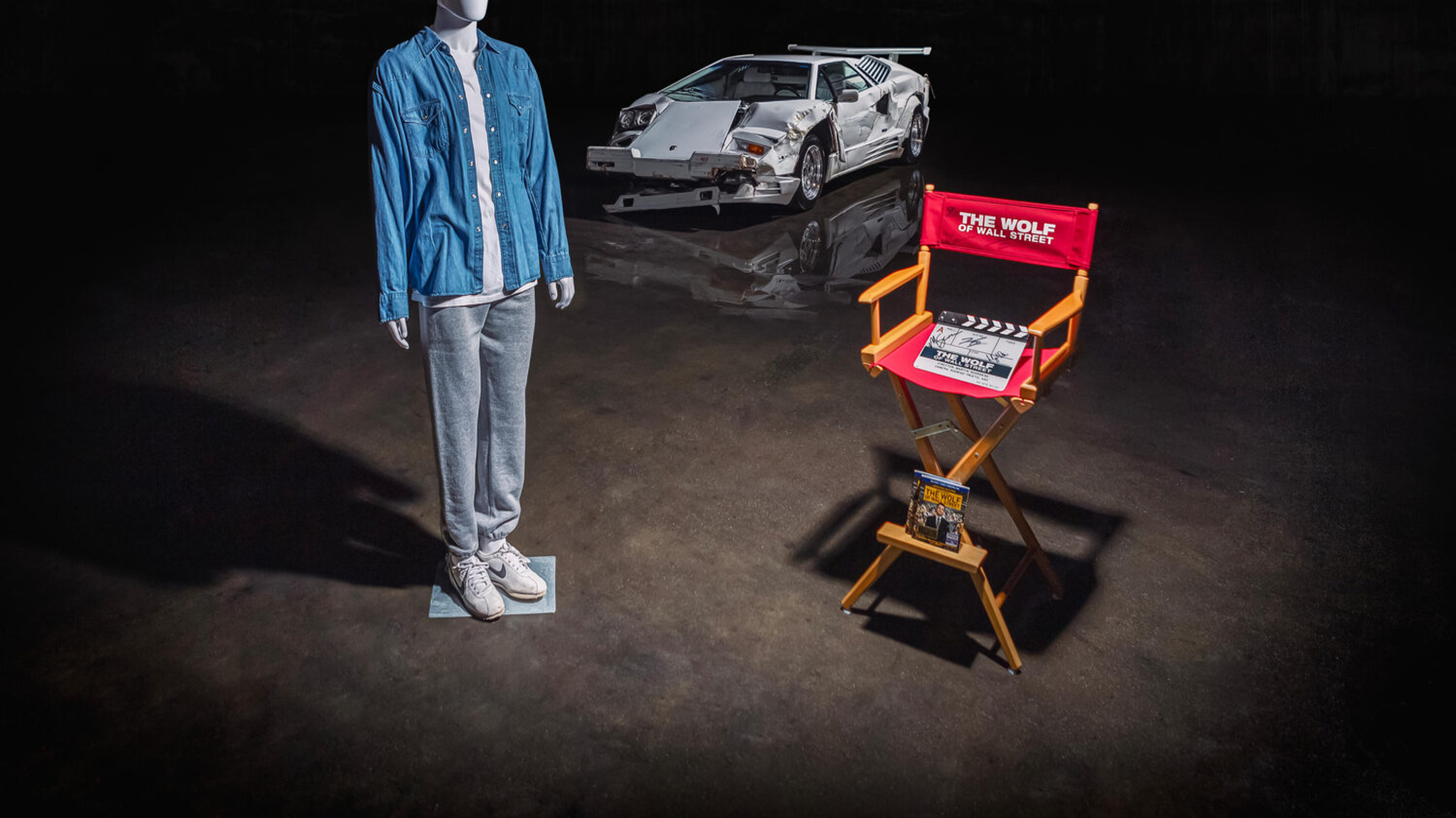 Der weisse Lamborghini, davor ein Filmoutfit und ein Regiestuhl.