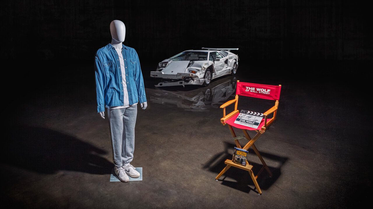Der weisse Lamborghini, davor ein Filmoutfit und ein Regiestuhl.
