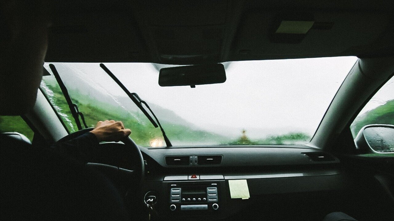 Defekte Scheibenwischer sind ein Sicherheitsrisiko. Die Windschutzscheibe bleibt schmutzig und verhindert eine uneingeschränkte Sicht auf die Fahrbahn. Bild: Foundry, Pixabay