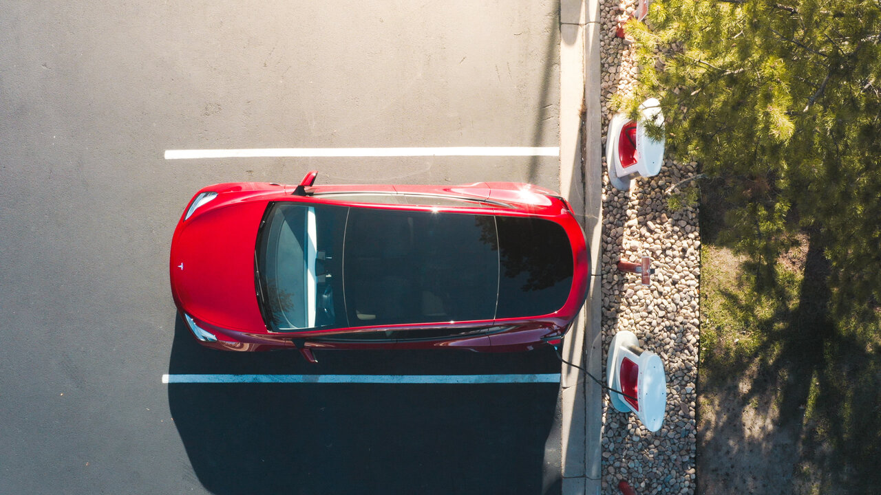 Ein Tesla von oben an einem Supercharger