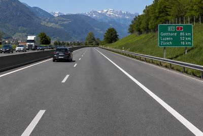 Autobahn mit einem notorischen Linksfahrer