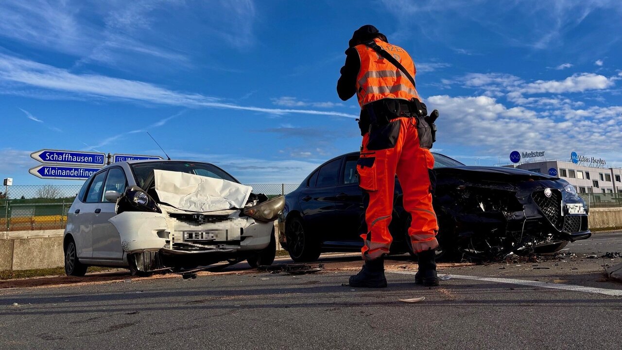 Ein Polizist bei der Unfallaufnahme