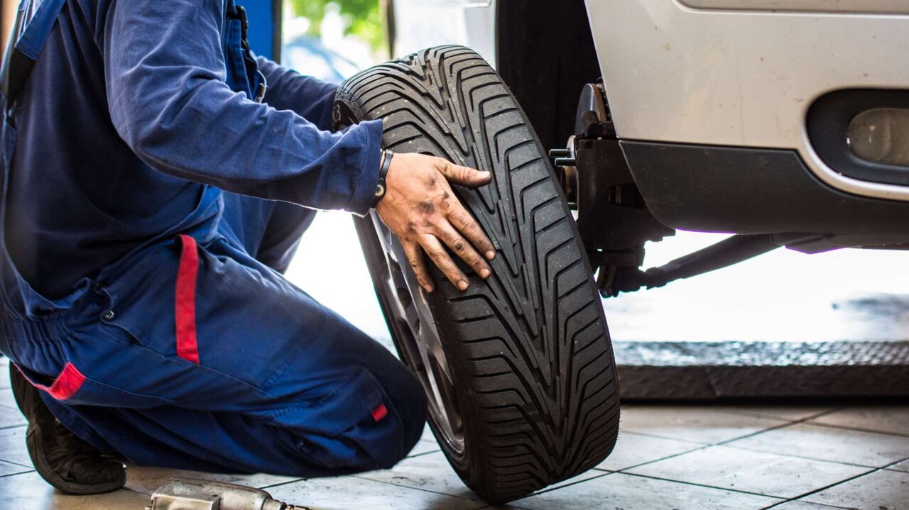 ein Mechaniker beim Reifenwechsel