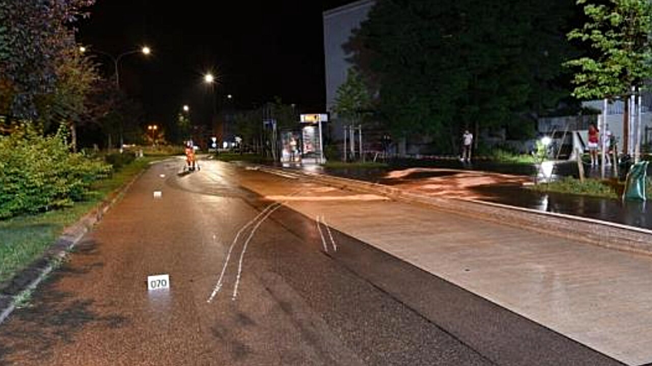Die Kantonspolizei Zürich veröffentlichte ein Bild der Spurensicherung an der Unfallstelle. Die weisse Spur am Boden zeigt, wo der BMW unkontrolliert durchschlitterte. Bild: Kantonspolizei Zürich