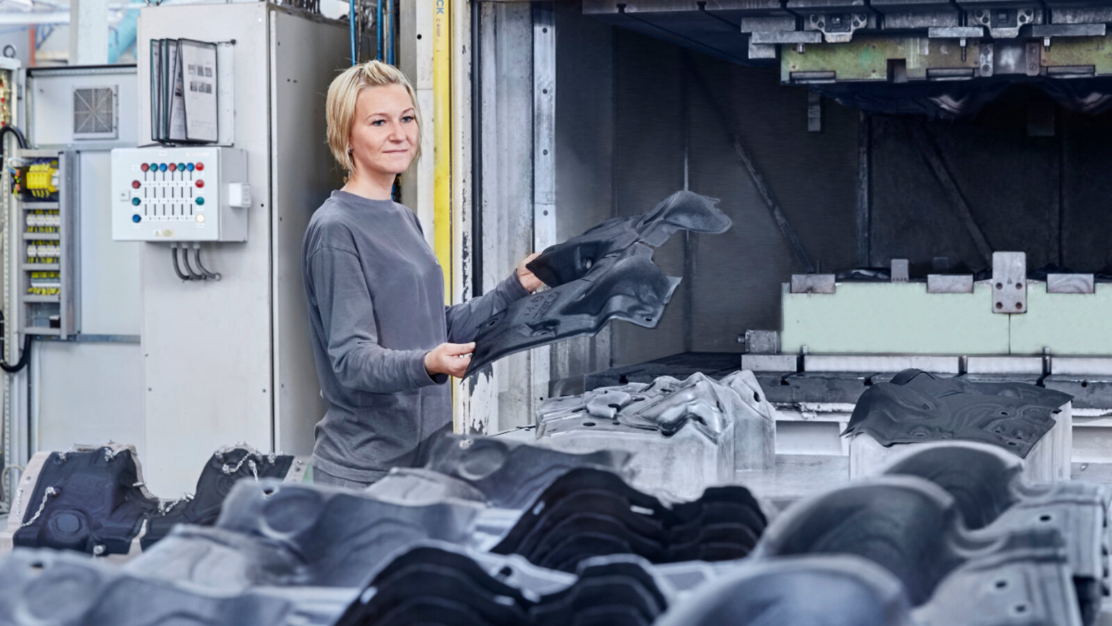 Frau in Autofabrik