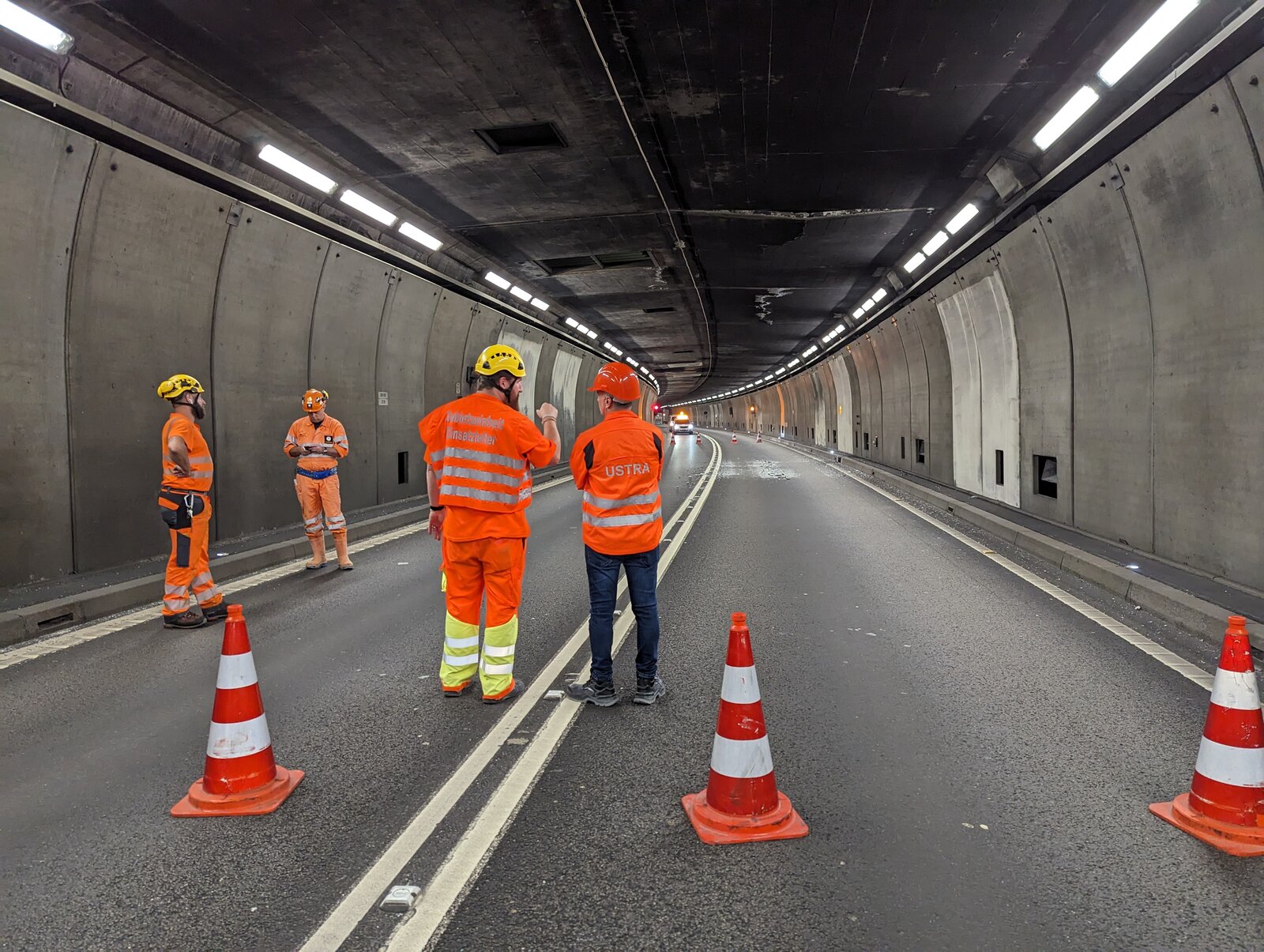 Am Dienstagnachmittag haben die baulichen Massnahmen im Gotthard begonnen. Ziel ist es, das Tunnel bis Ende Woche wieder öffnen zu können.