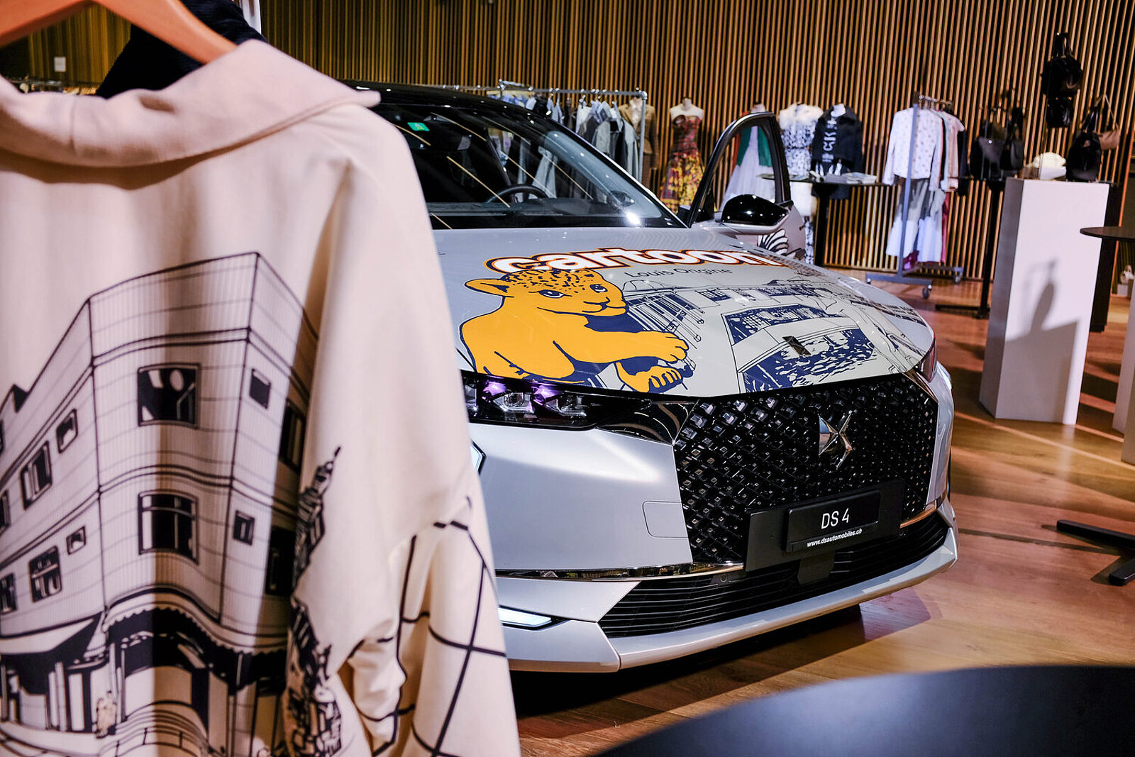 DS 4 Art Car mit dem Kleidern