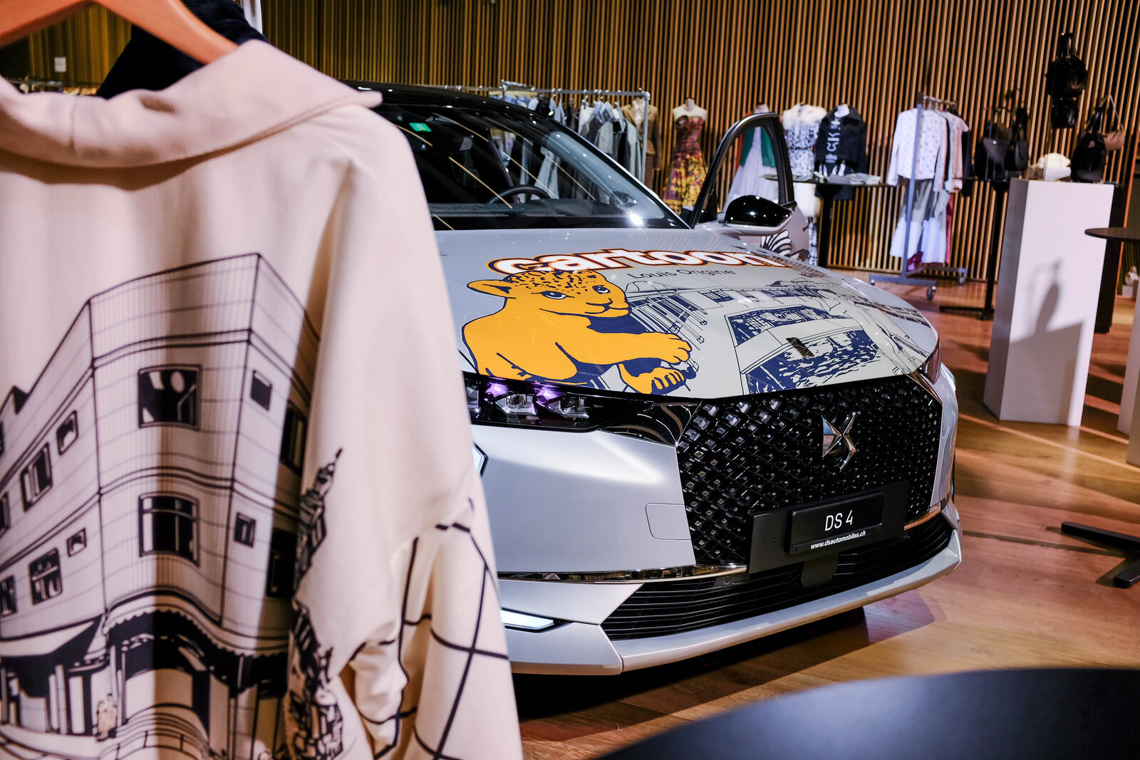 DS 4 Art Car mit dem Kleidern