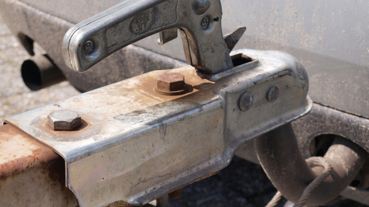 Die Anhängerkupplung ermöglicht es, mit dem Auto Anhänger zu ziehen. Bild: freekkorremans, pixabay