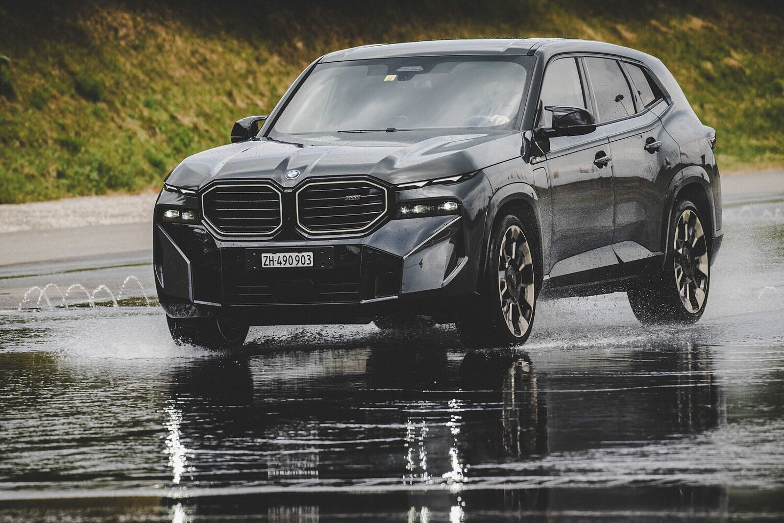 BMW XM auf Schleuderkurs Frontansicht