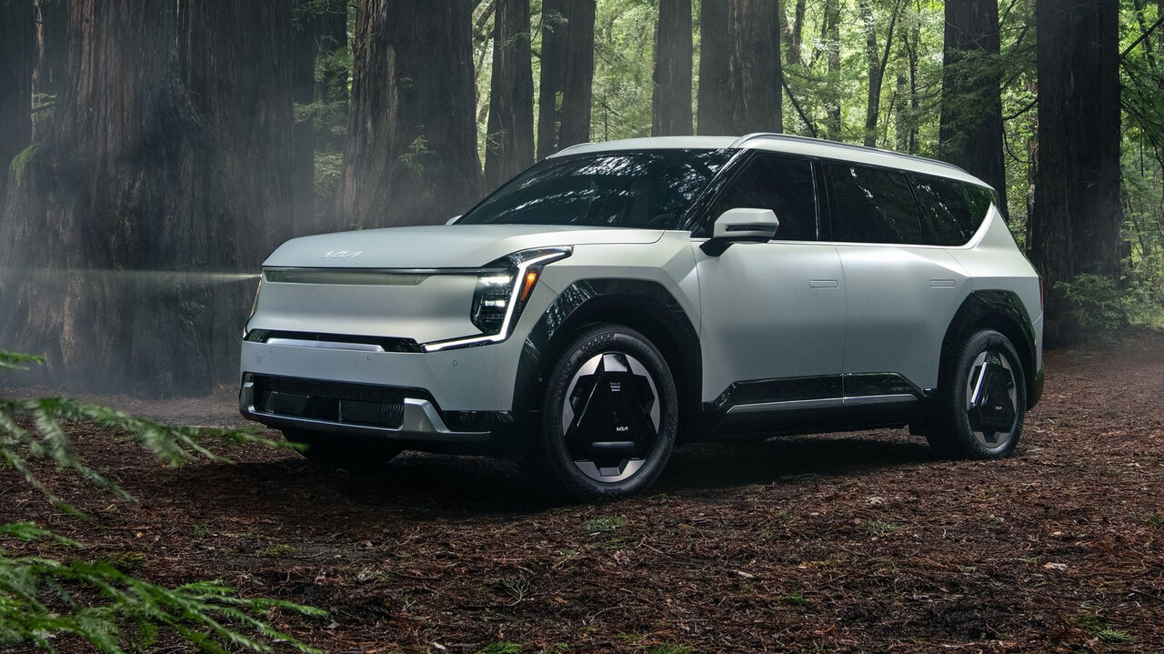 Der Kia EV9 von vorne im Wald