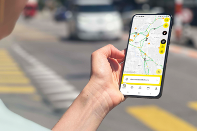 Mensch nutzt die TCS-App