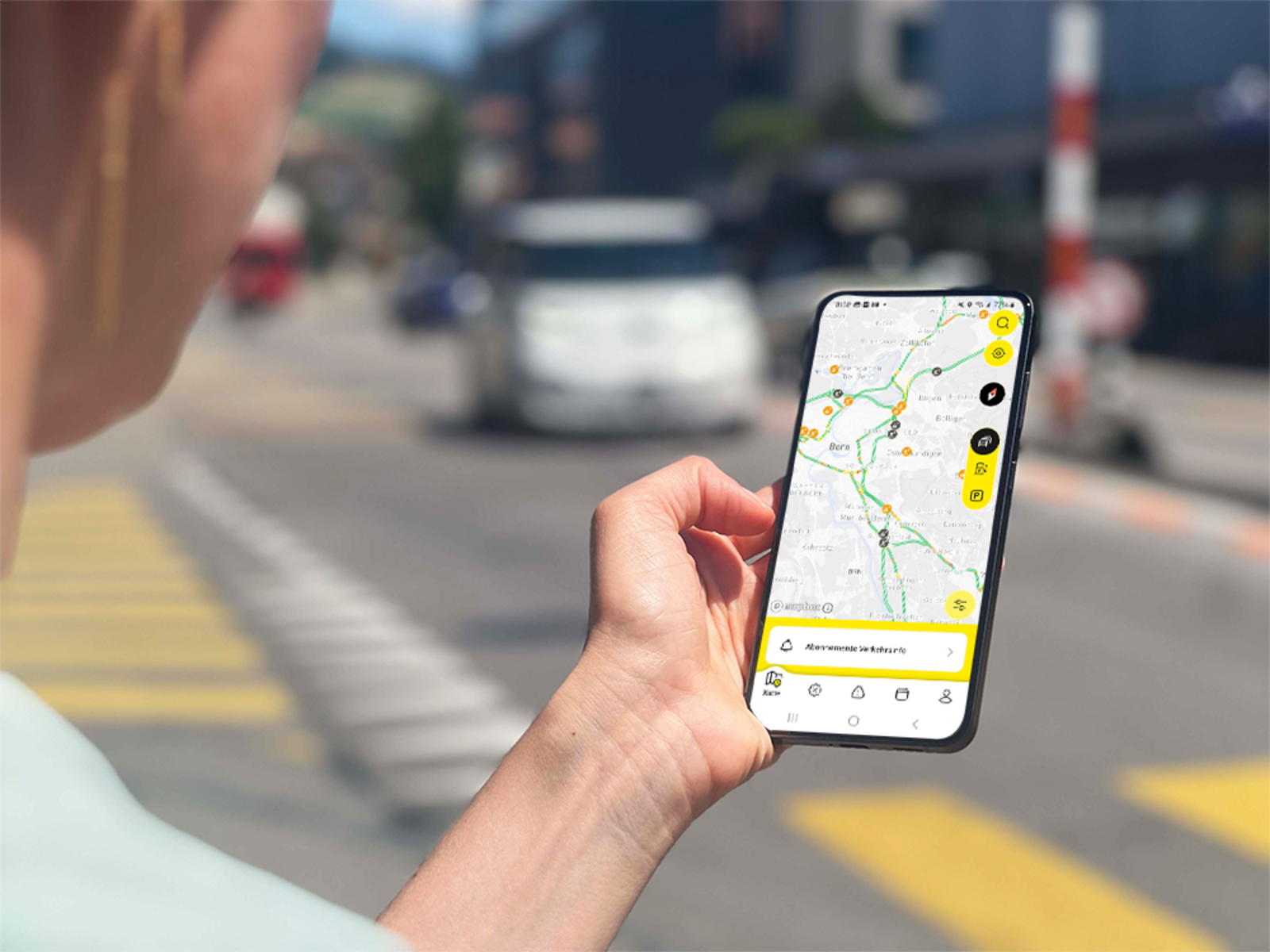 Mensch nutzt die TCS-App