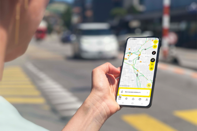 Mensch nutzt die TCS-App