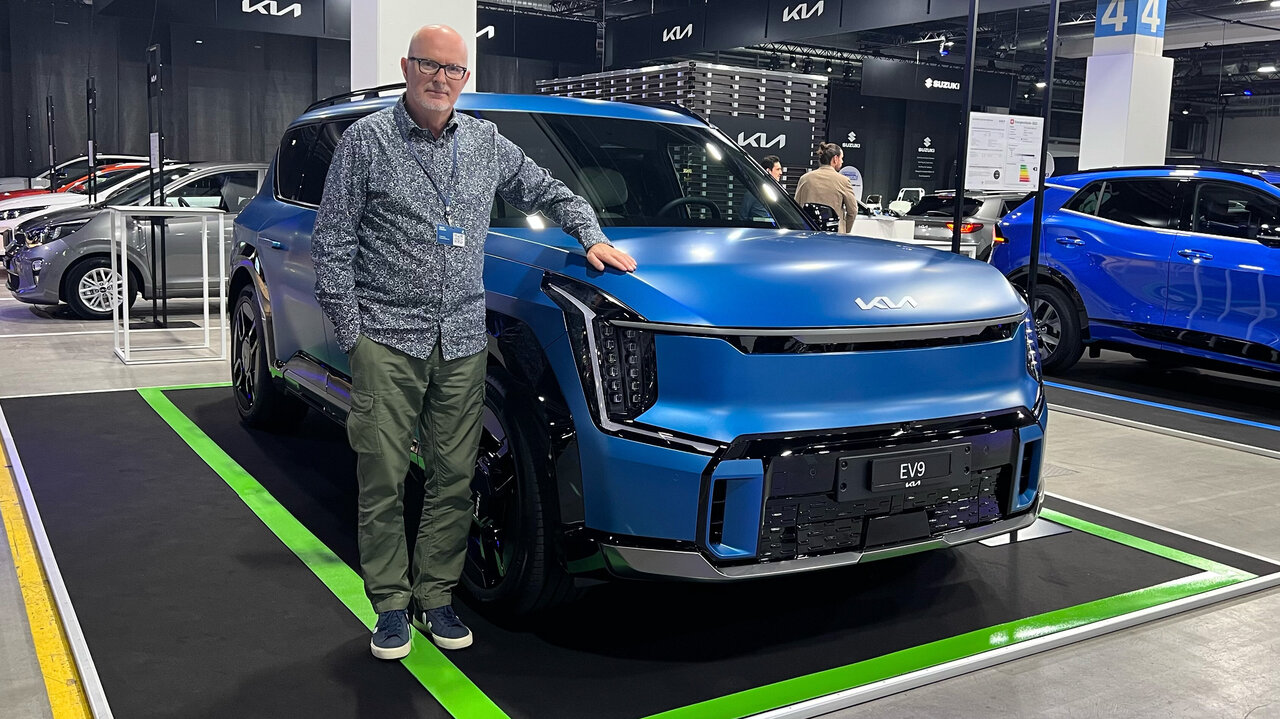 Pentti Aellig am Kia EV9 an der Auto Zürich 2023