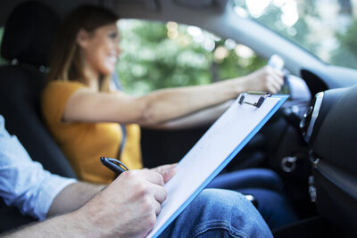 Der Verkehrsexperte ist mittlerweile nicht mehr für das Strassenverkehrsamt tätig. Gegen ihn kommt es bald an einem Zürcher Gericht zum Prozess. Bild: freepik