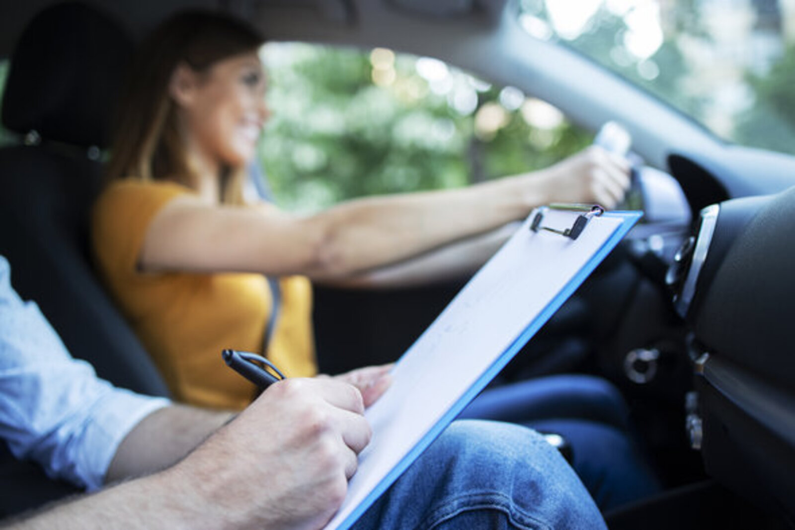 Der Verkehrsexperte ist mittlerweile nicht mehr für das Strassenverkehrsamt tätig. Gegen ihn kommt es bald an einem Zürcher Gericht zum Prozess. Bild: freepik