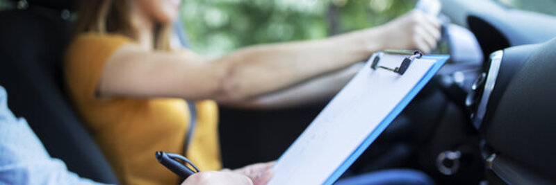 Der Verkehrsexperte ist mittlerweile nicht mehr für das Strassenverkehrsamt tätig. Gegen ihn kommt es bald an einem Zürcher Gericht zum Prozess. Bild: freepik