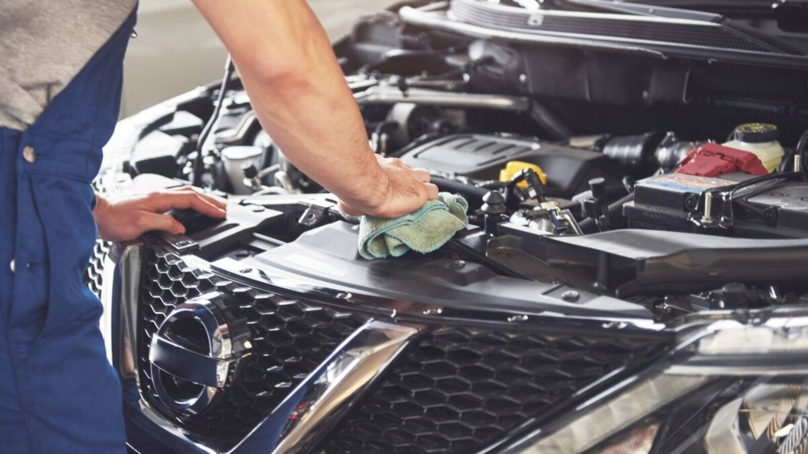 Reparaturen sind teurer geworden. Die Kosten schlagen direkt auf die Versicherungsprämien. Bild: Freepik