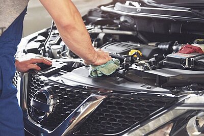 Reparaturen sind teurer geworden. Die Kosten schlagen direkt auf die Versicherungsprämien. Bild: Freepik