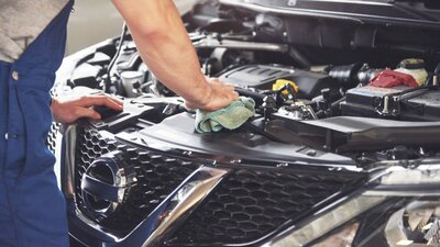 Reparaturen sind teurer geworden. Die Kosten schlagen direkt auf die Versicherungsprämien. Bild: Freepik