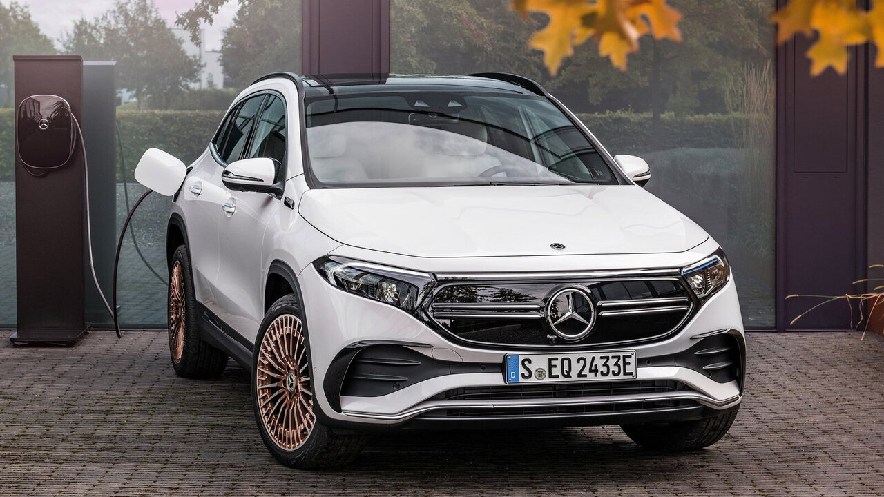 Mercedes EQA an einer Ladesäule