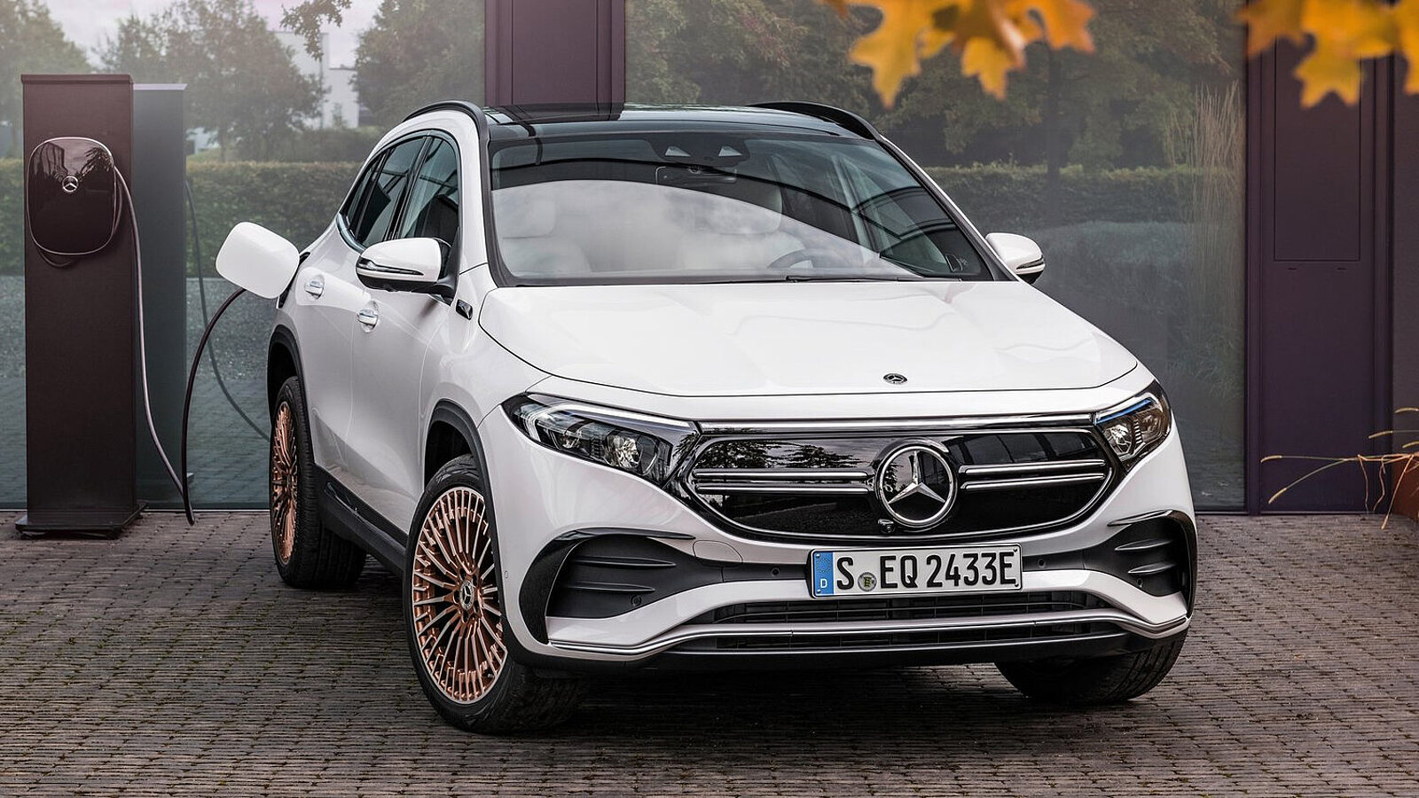 Mercedes EQA an einer Ladesäule
