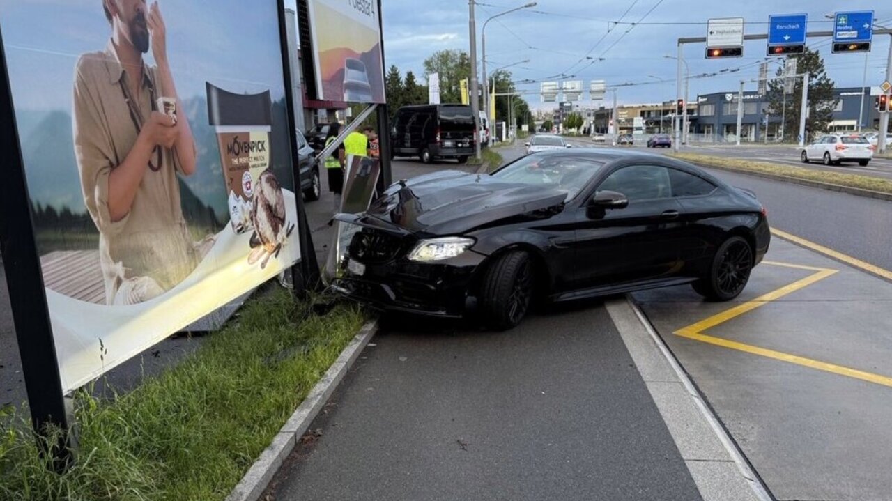 Am Samstagabend (16. Mai) donnerte ein 28-jähriger Autofahrer mit seinem schwarzen Mercedes gegen eine Werbetafel in St. Gallen. Während der Fahrt war das Heck des Boliden ausgebrochen. Bild: Stapo SG