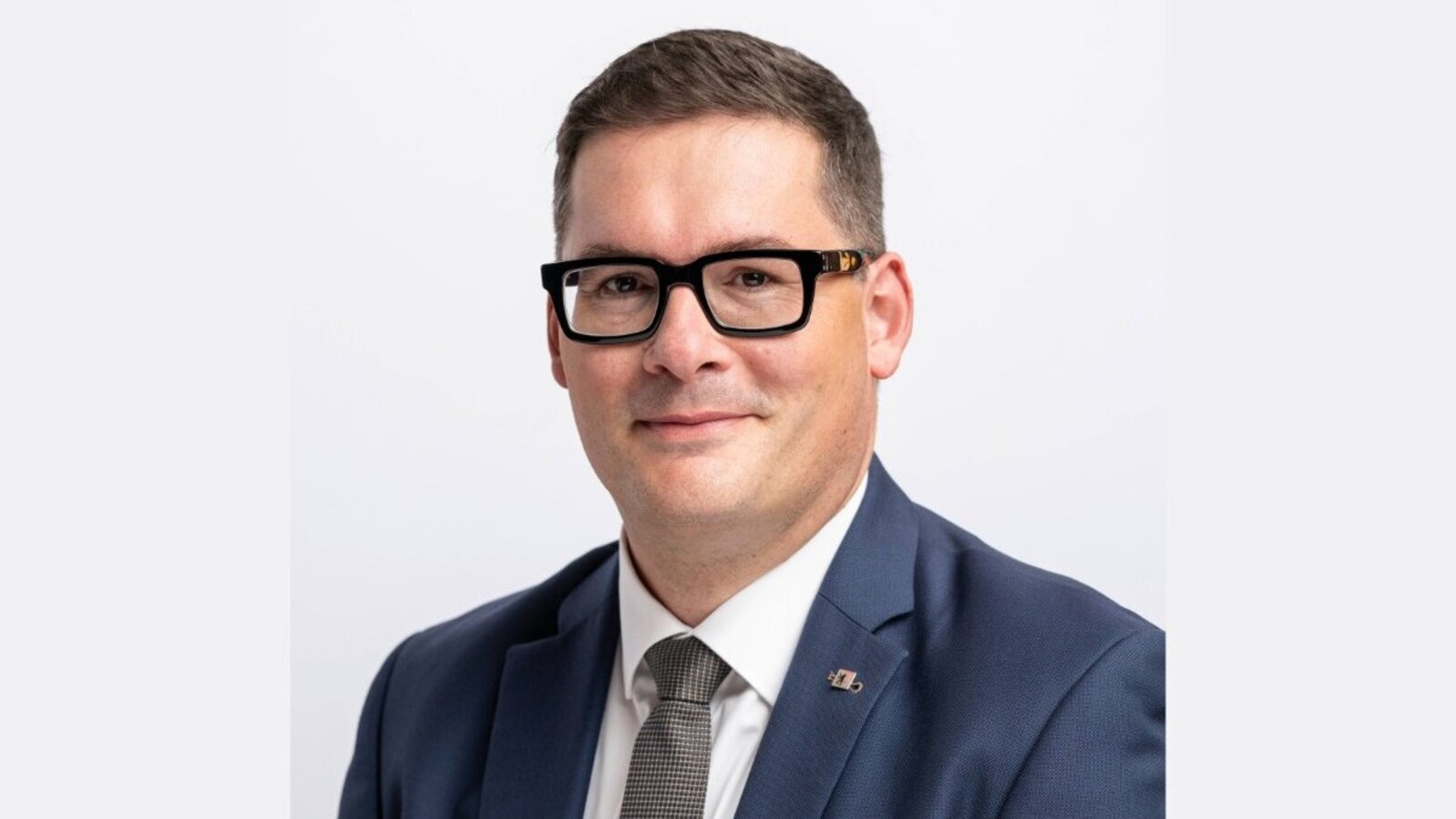 SVP-Nationalrat David Zuberbühler will die Staudurchfahrt für Motorradlenkende auf der Autobahn legalisieren. Bild: parlament