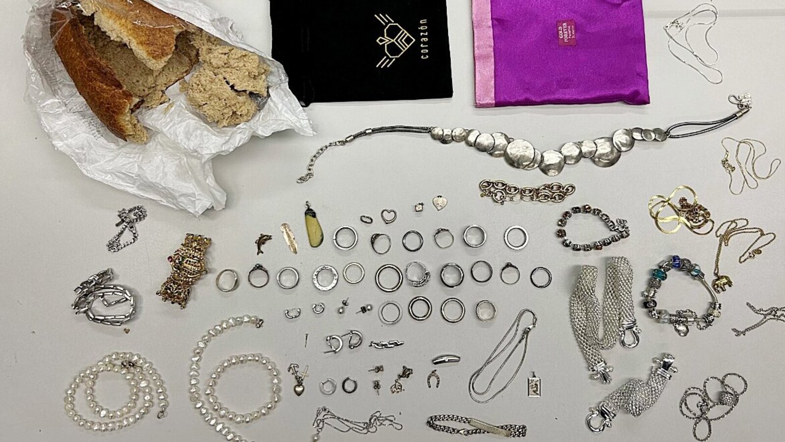 Die gestohlenen Schmuckstücke stehen in Zusammenhang mit einem Einbruchsdelikt im Kanton Zürich. Bild: BAZG