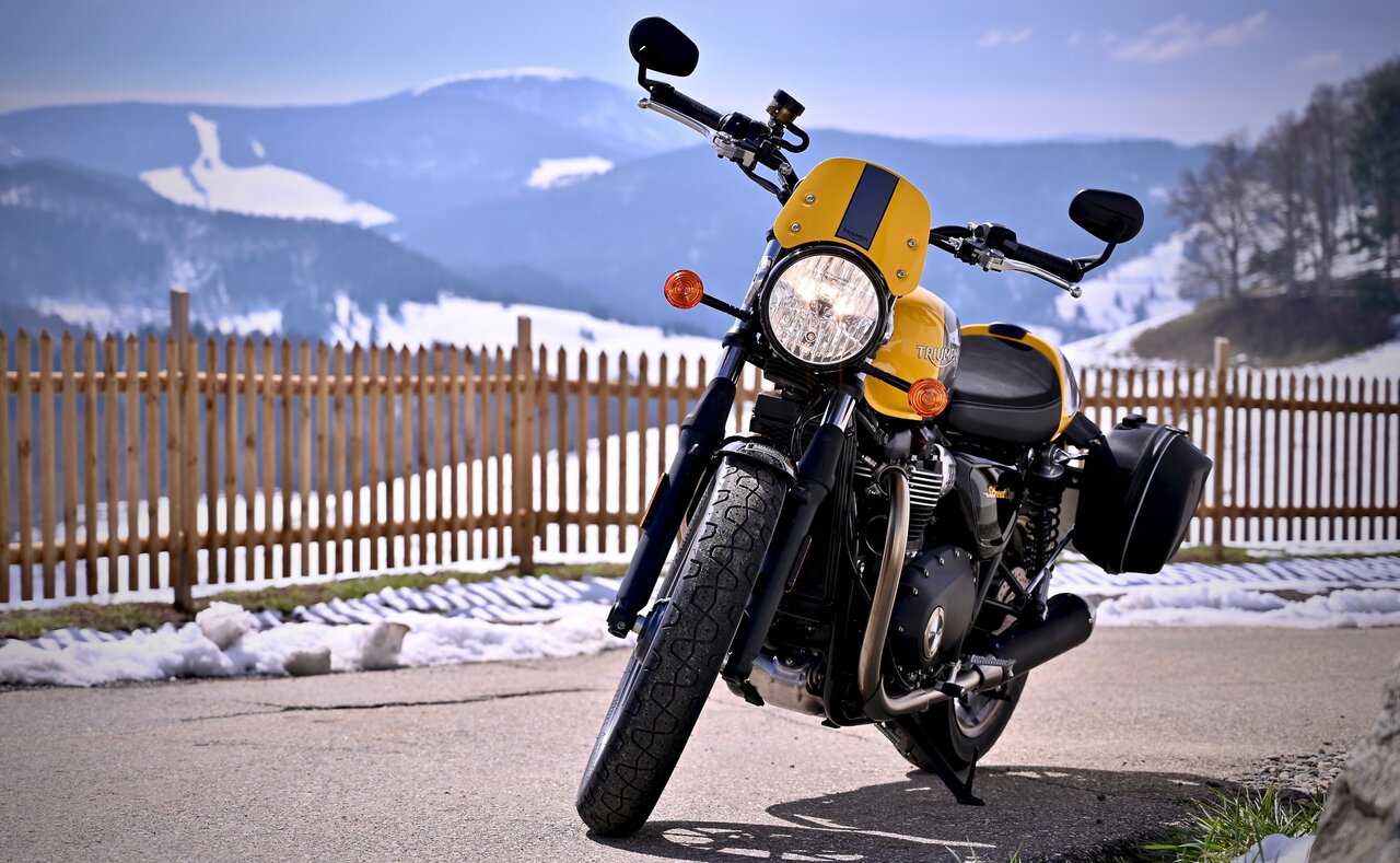 Motorrad im Schnee