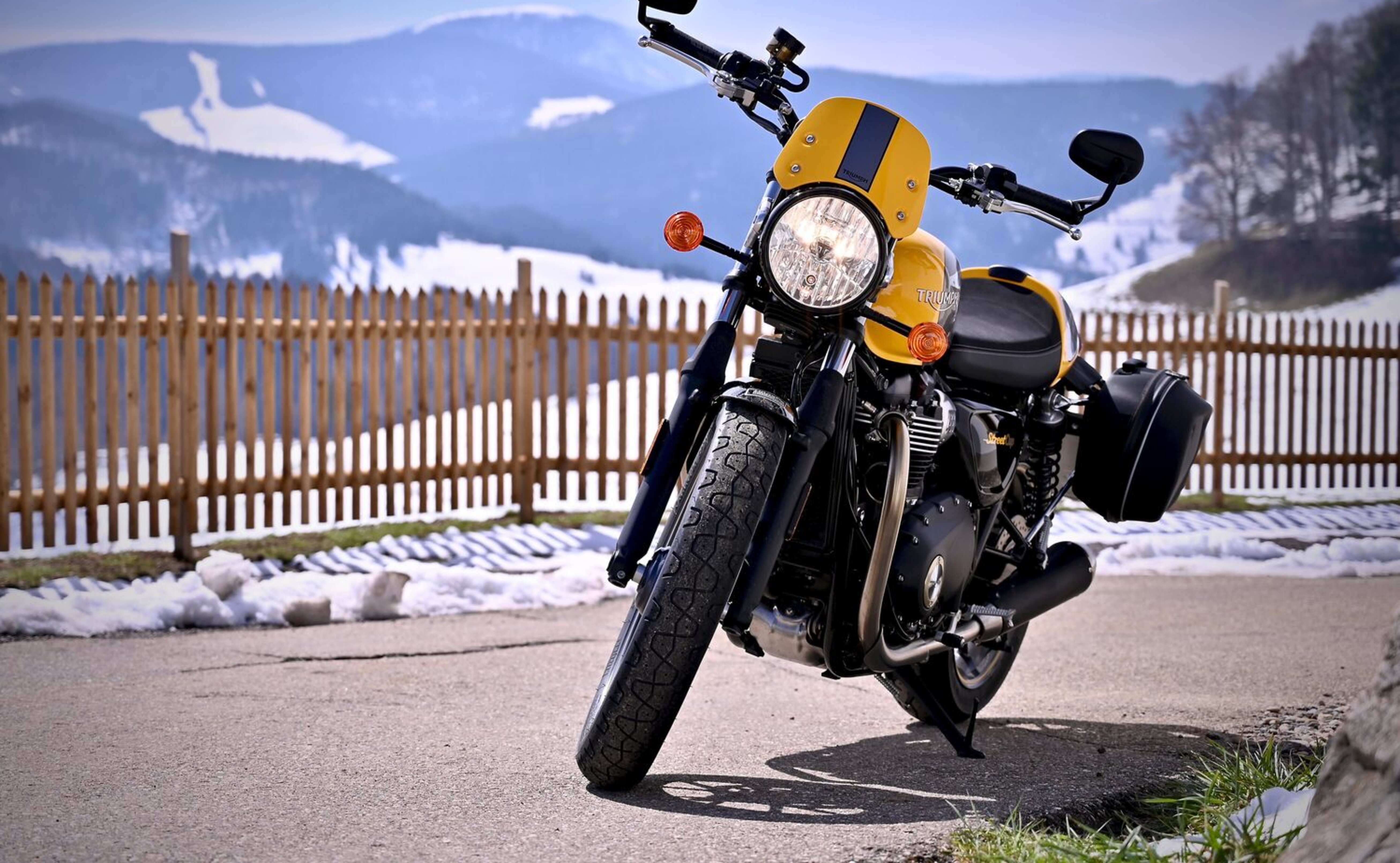 Motorrad im Schnee