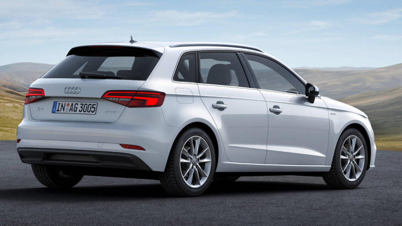 weisser Audi auf einer Landstrasse
