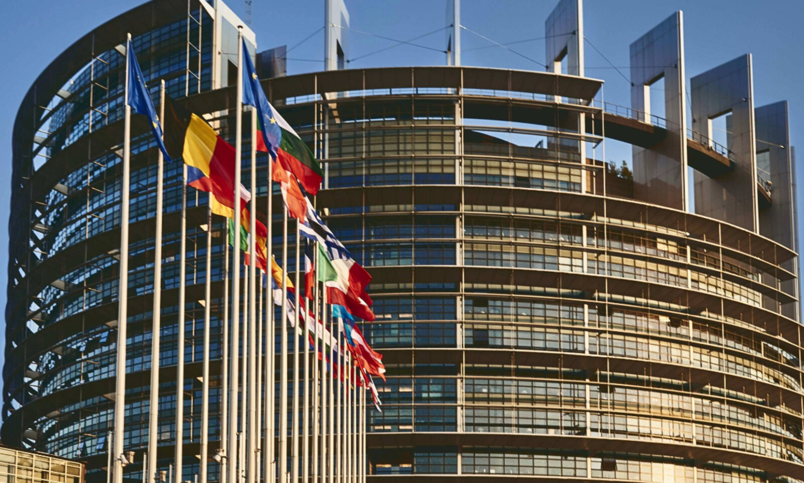 Um weniger Verkehrstote zu erreichen, setzt die EU auf den Intelligenten Geschwindigkeitsassistenten ISA, der ab Juli 2024 in allen Neuwagen zur Pflichtausstattung gehört. Doch das System hat Schwächen. Bild: Freepik
