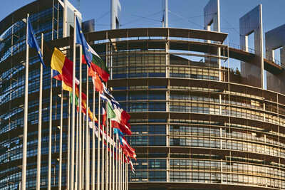 Um weniger Verkehrstote zu erreichen, setzt die EU auf den Intelligenten Geschwindigkeitsassistenten ISA, der ab Juli 2024 in allen Neuwagen zur Pflichtausstattung gehört. Doch das System hat Schwächen. Bild: Freepik