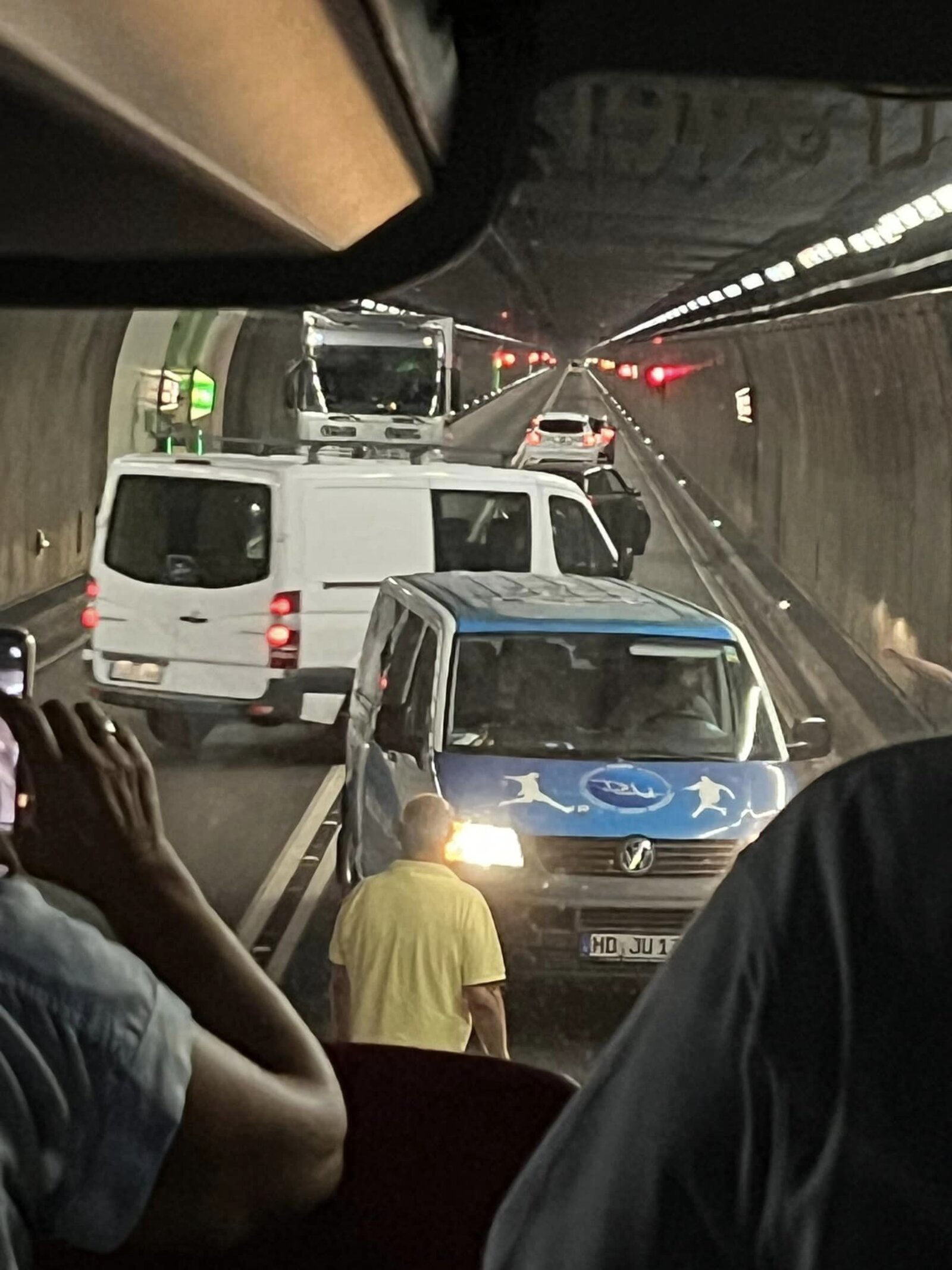 Am Sonntag sind im Gotthard-Strassentunnel Betonteile von der Decke auf die Fahrbahn gefallen.