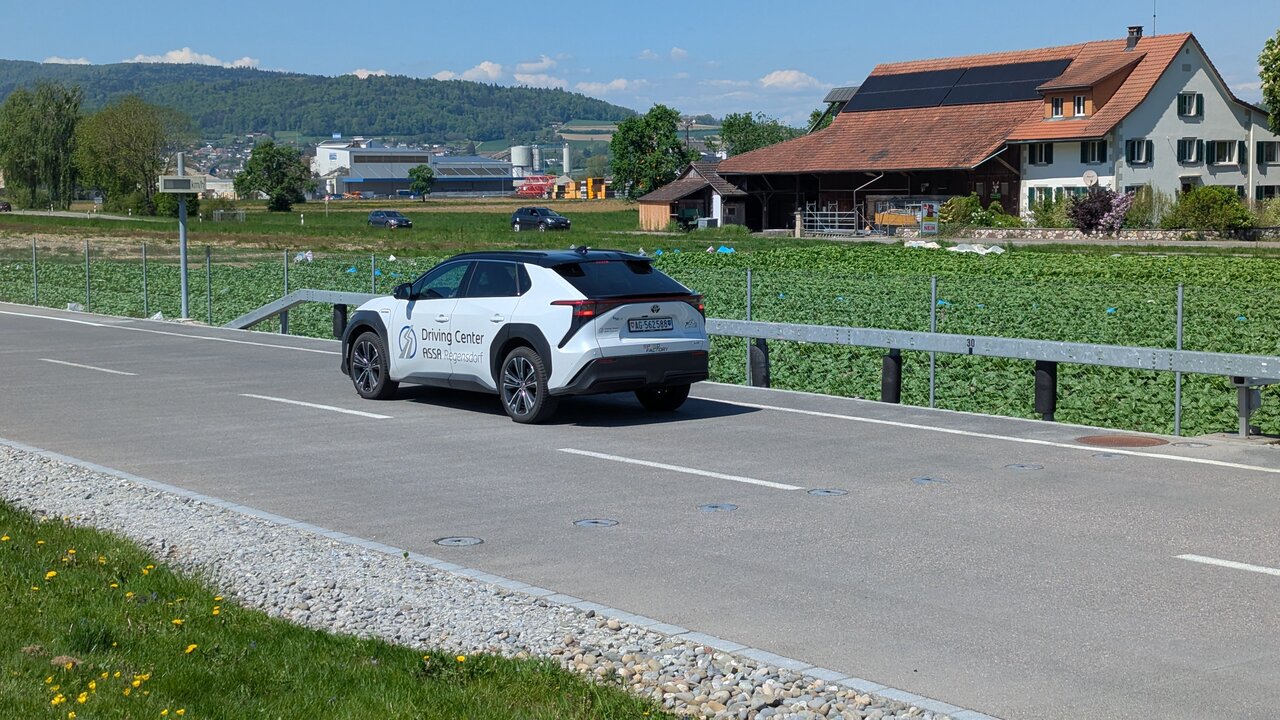 Toyota bZ4X beim Bremsen
