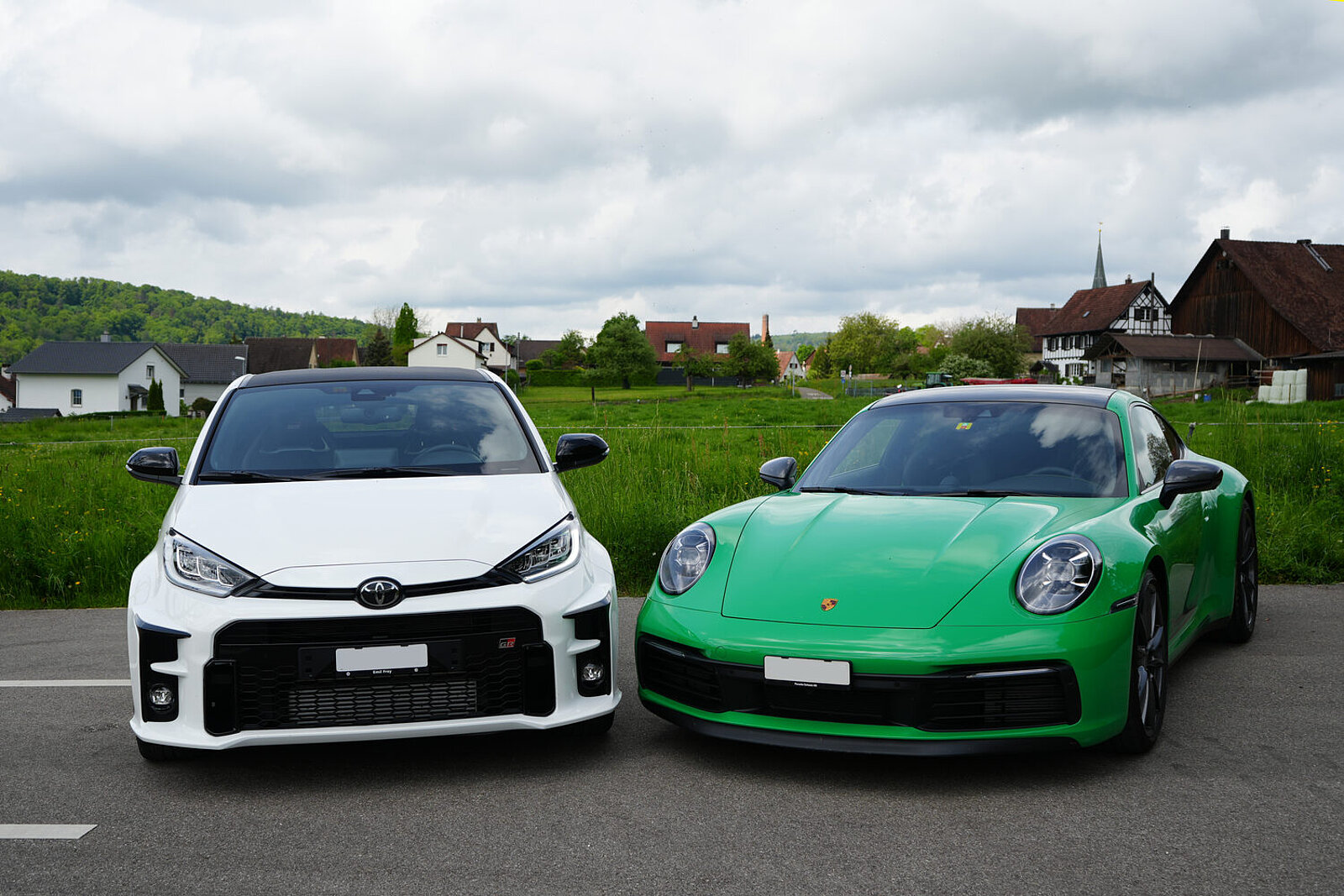 Toyota Yaris GR und einem Porsche 911 Carrera T