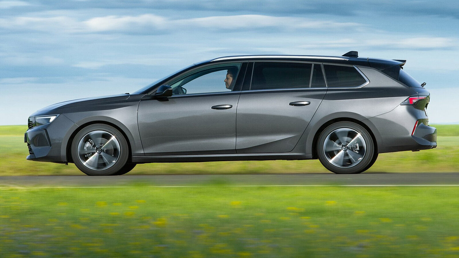Opel Astra Sports Tourer von der Seite