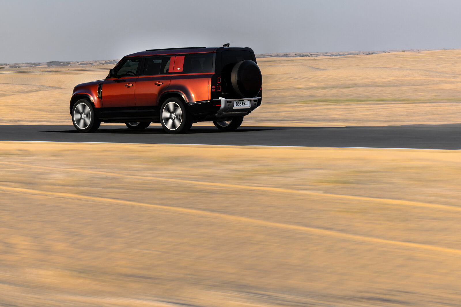 Land Rover Defender von hinten